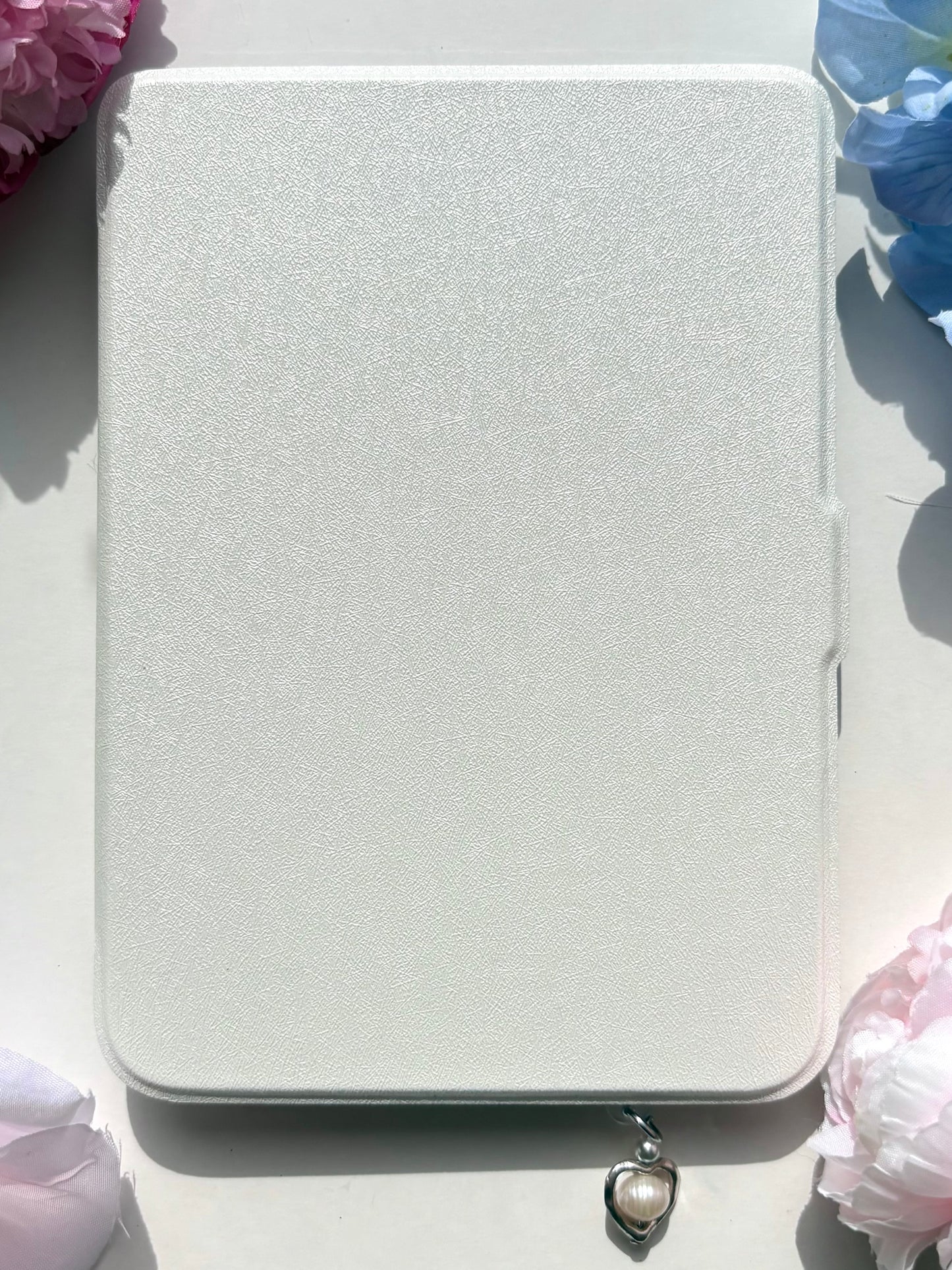 White Magnetic Kobo Clara Case 🐚
