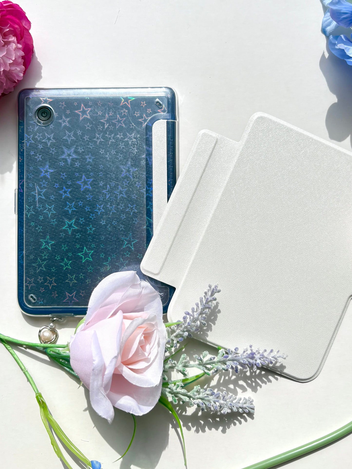White Magnetic Kobo Clara Case 🐚