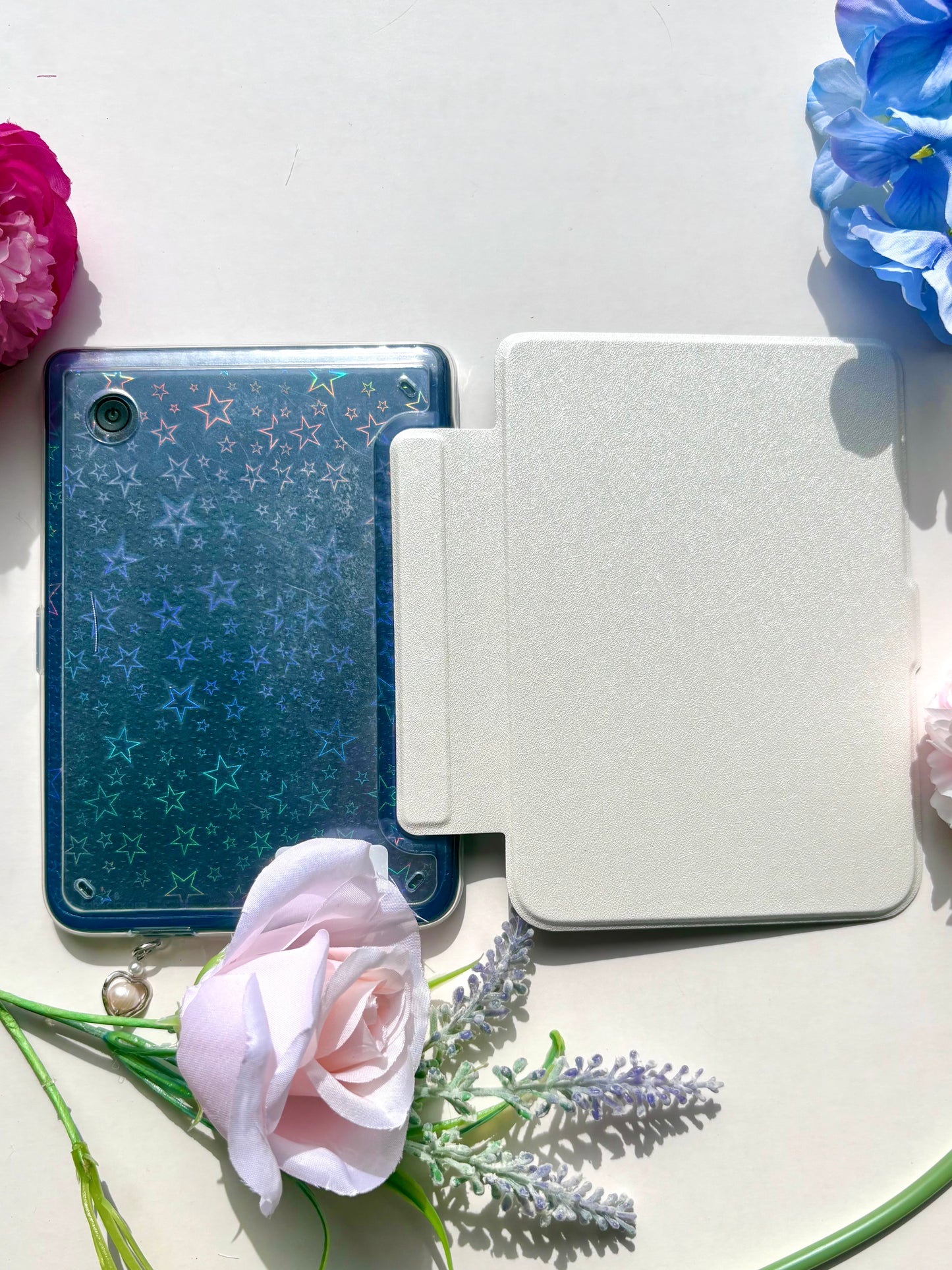 White Magnetic Kobo Clara Case 🐚